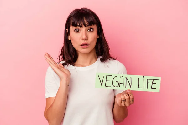 Jovem Mulher Caucasiana Segurando Cartaz Vida Vegan Isolado Fundo Rosa — Fotografia de Stock