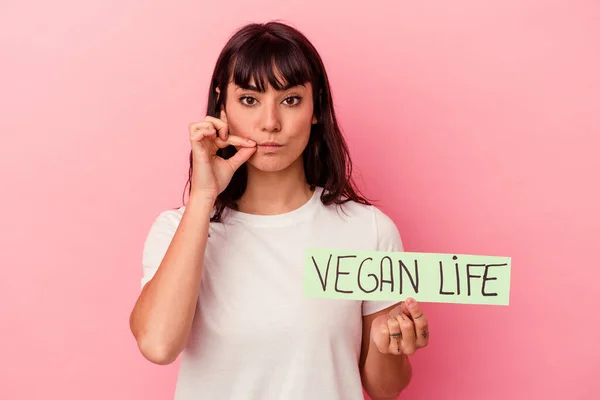 Jonge Blanke Vrouw Met Een Veganistisch Levensplaatje Geïsoleerd Roze Achtergrond — Stockfoto