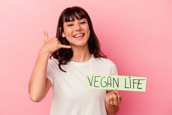 Jonge Blanke Vrouw Met Een Veganistisch Levensplaatje Geïsoleerd Roze Achtergrond — Stockfoto