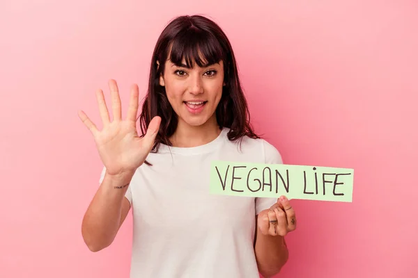 Ung Kaukasisk Kvinna Håller Vegan Liv Plakat Isolerad Rosa Bakgrund — Stockfoto