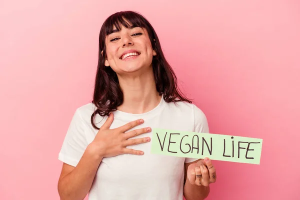 Ung Kaukasisk Kvinna Håller Vegan Liv Plakat Isolerad Rosa Bakgrund — Stockfoto