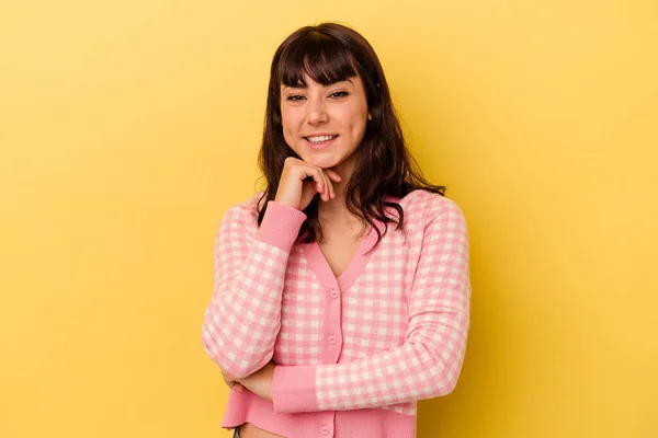 Joven Mujer Caucásica Aislada Sobre Fondo Amarillo Sonriendo Feliz Confiada —  Fotos de Stock