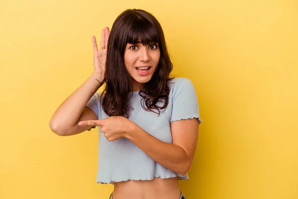 Jovem Caucasiana Isolada Fundo Amarelo Tentando Ouvir Uma Fofoca — Fotografia de Stock