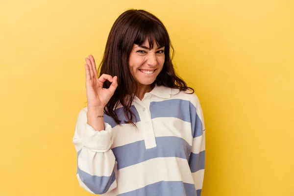 Young Caucasian Woman Isolated Yellow Background Winks Eye Holds Okay — Stock Photo, Image