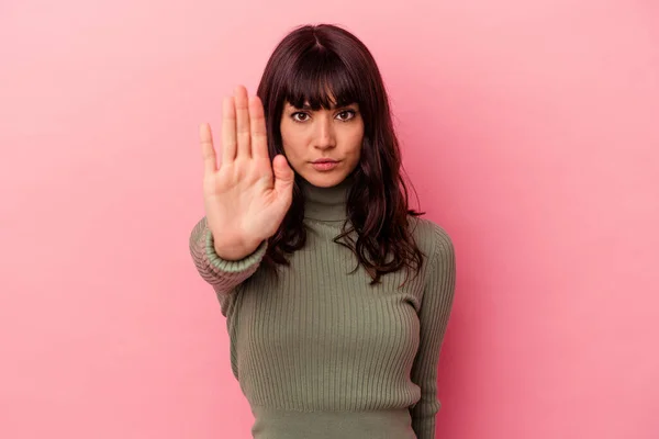 Mujer Joven Caucásica Aislada Sobre Fondo Rosa Pie Con Mano —  Fotos de Stock