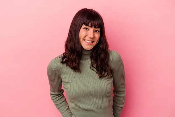 Mulher Caucasiana Jovem Isolado Fundo Rosa Feliz Sorridente Alegre — Fotografia de Stock