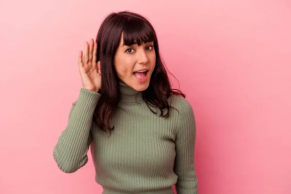 Joven Mujer Caucásica Aislada Sobre Fondo Rosa Tratando Escuchar Chisme —  Fotos de Stock