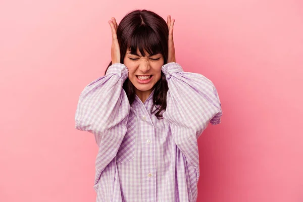 Young Caucasian Woman Isolated Pink Background Covering Ears Hands — Stock Photo, Image