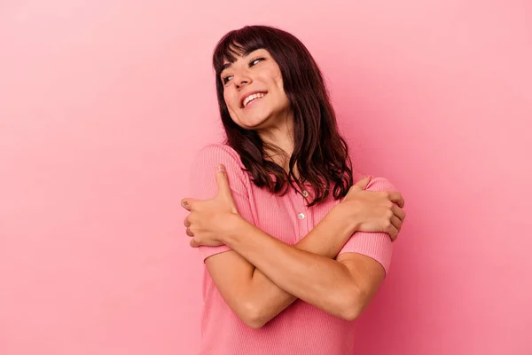 Giovane Donna Caucasica Isolato Sfondo Rosa Abbracci Sorridente Spensierato Felice — Foto Stock