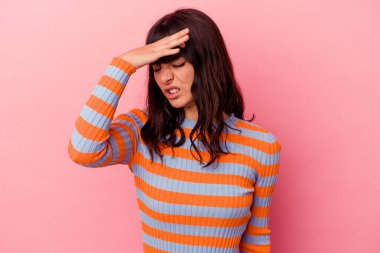 Genç beyaz kadın pembe arka planda izole edilmiş tapınaklara dokunuyor ve baş ağrısı çekiyor..