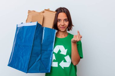 Genç melez kadın, beyaz arka planda izole edilmiş karton geri dönüşümü yapıyor. Sanki davet ediliyormuş gibi seni işaret ediyor..