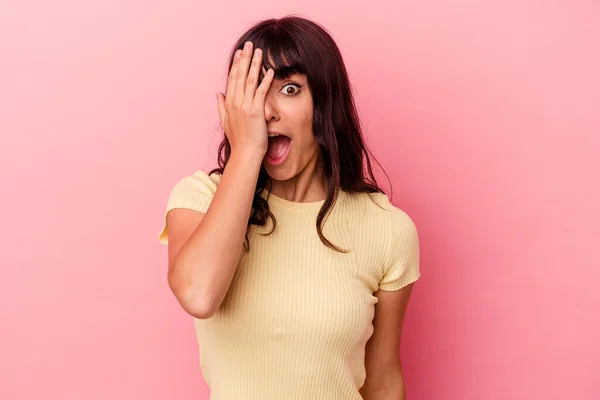 Joven Mujer Caucásica Aislada Sobre Fondo Rosa Que Divierte Cubriendo — Foto de Stock