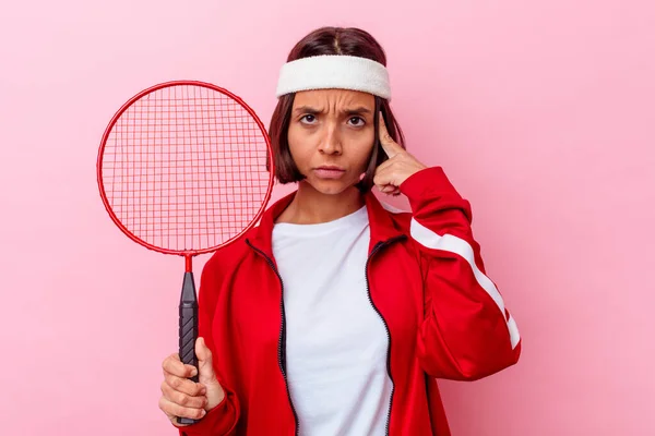 Joven Mujer Raza Mixta Jugando Bádminton Aislado Sobre Fondo Rosa — Foto de Stock