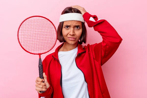 Joven Mujer Raza Mixta Jugando Bádminton Aislado Sobre Fondo Rosa — Foto de Stock