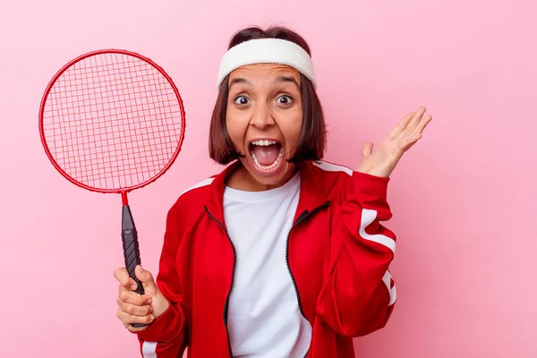 Joven Mujer Raza Mixta Jugando Bádminton Aislado Sobre Fondo Rosa — Foto de Stock