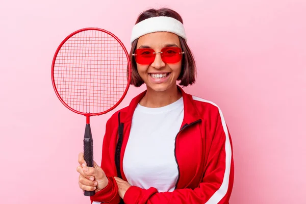 Joven Mujer Raza Mixta Jugando Bádminton Aislado Sobre Fondo Rosa — Foto de Stock