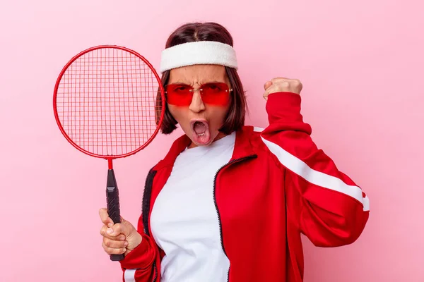 Joven Mujer Raza Mixta Jugando Bádminton Aislado Sobre Fondo Rosa — Foto de Stock