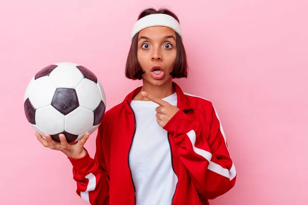 Joven Mujer Raza Mixta Jugando Fútbol Aislado Sobre Fondo Rosa —  Fotos de Stock