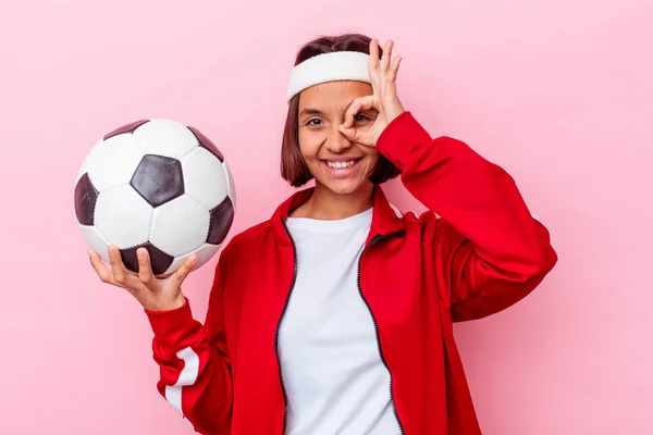 若いですミックスレース女性プレイサッカー孤立したオンピンクの背景励起キープオックジェスチャーオン目 — ストック写真