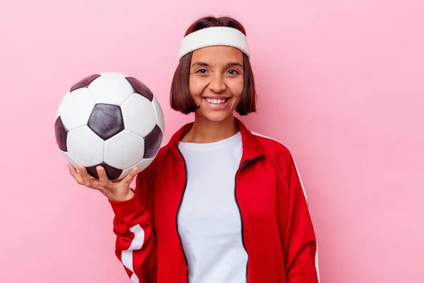 Jovem Mulher Raça Mista Jogando Futebol Isolado Fundo Rosa Feliz — Fotografia de Stock