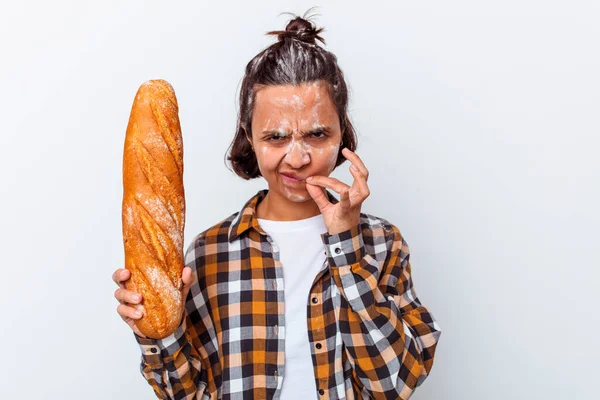 年轻的混血女子用手指捂着嘴在白色背景下做面包保守秘密 — 图库照片