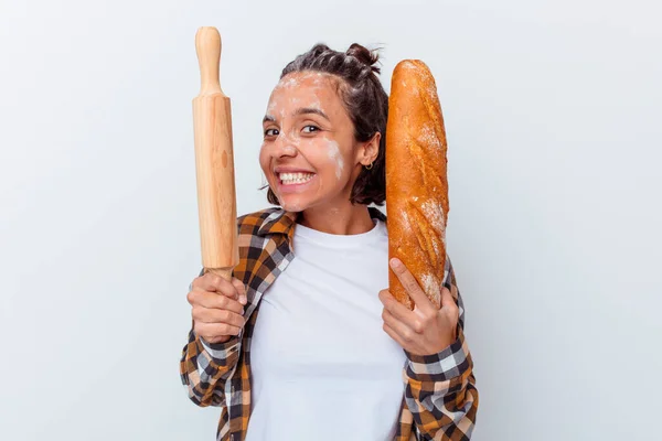 年轻的混血儿 用白色背景做面包 — 图库照片