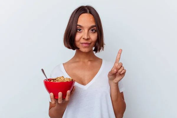 Junge Mischlingshündin Isst Getreide Isoliert Auf Weißem Hintergrund Und Zeigt — Stockfoto