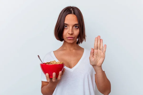 Junge Frau Mit Gemischter Rasse Isst Getreide Isoliert Auf Weißem — Stockfoto
