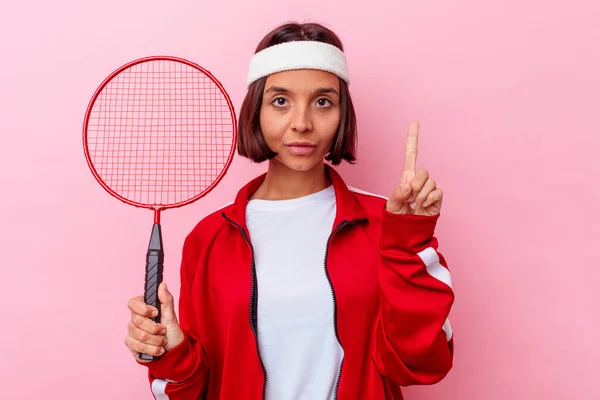 Joven Mujer Raza Mixta Jugando Bádminton Aislado Sobre Fondo Rosa — Foto de Stock