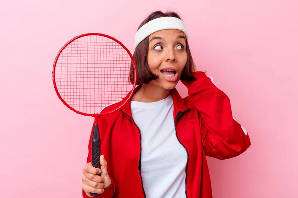 Joven Mujer Raza Mixta Jugando Bádminton Aislado Sobre Fondo Rosa — Foto de Stock