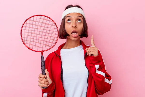 Joven Mujer Raza Mixta Jugando Bádminton Aislado Sobre Fondo Rosa — Foto de Stock