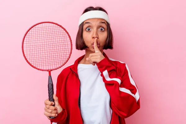 Joven Mujer Raza Mixta Jugando Bádminton Aislado Sobre Fondo Rosa — Foto de Stock