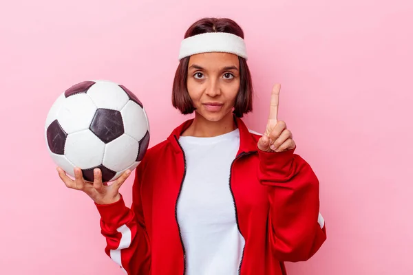 Giovane Donna Razza Mista Giocare Calcio Isolato Sfondo Rosa Mostrando — Foto Stock