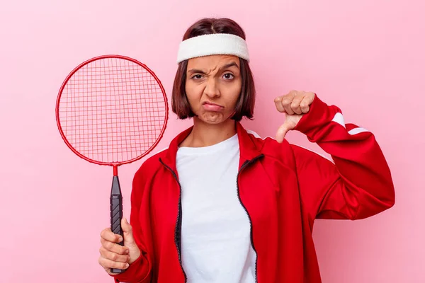 Joven Mujer Raza Mixta Jugando Bádminton Aislado Sobre Fondo Rosa — Foto de Stock