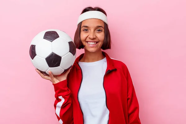 Joven Mujer Raza Mixta Jugando Fútbol Aislado Sobre Fondo Rosa —  Fotos de Stock