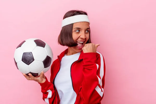 Ung Blandras Kvinna Spelar Fotboll Isolerad Rosa Bakgrundspunkter Med Tumme — Stockfoto