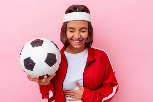 Jeune Femme Métisse Jouant Football Isolé Sur Fond Rose Riant — Photo