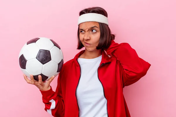 Ung Blandad Ras Kvinna Spelar Fotboll Isolerad Rosa Bakgrund Vidröra — Stockfoto