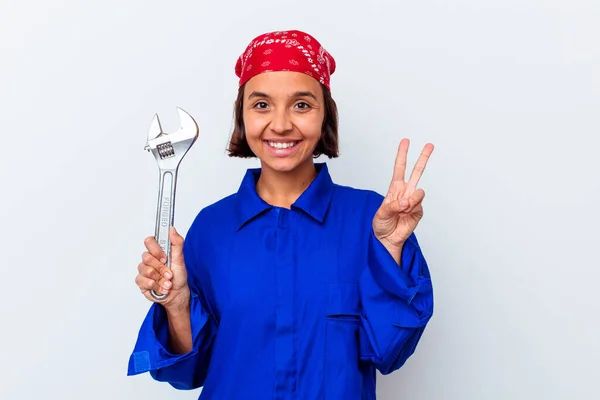 Junge Mechanische Frau Hält Einen Schlüssel Der Hand Und Zeigt — Stockfoto