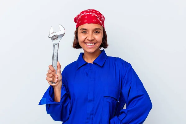 Junge Mechanische Frau Mit Schlüssel Isoliert Glücklich Lächelnd Und Fröhlich — Stockfoto