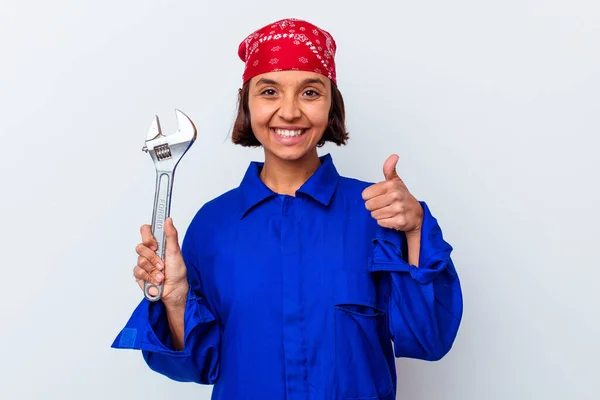 Mujer Mecánica Joven Sosteniendo Una Llave Aislada Sonriendo Levantando Pulgar —  Fotos de Stock