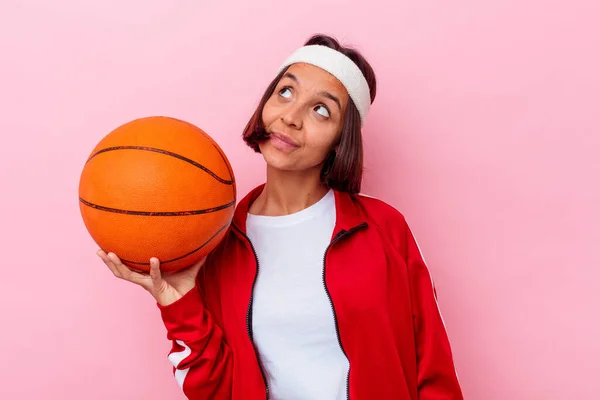 Giovane Donna Razza Mista Che Gioca Basket Isolato Sfondo Rosa — Foto Stock