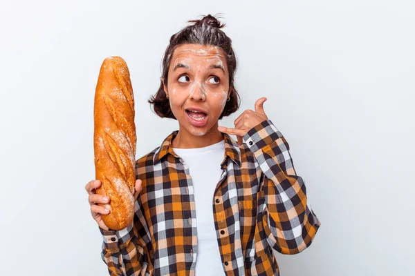年轻的混血女子在白色背景下制作孤立的面包 用手指打手机手势 — 图库照片