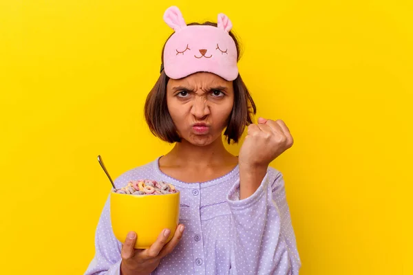 Junge Frau Mit Gemischter Rasse Isst Müsli Und Trägt Ein — Stockfoto