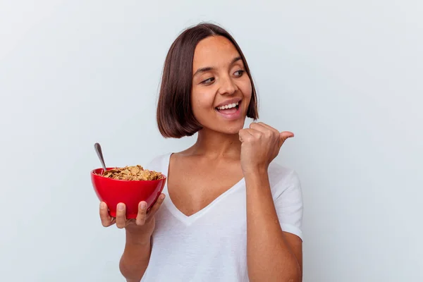 Giovane Donna Razza Mista Che Mangia Cereali Isolati Punti Fondo — Foto Stock