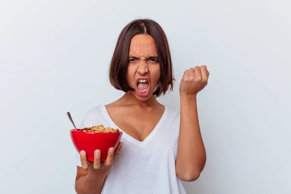 Joven Mujer Raza Mixta Comiendo Cereales Aislados Sobre Fondo Blanco — Foto de Stock