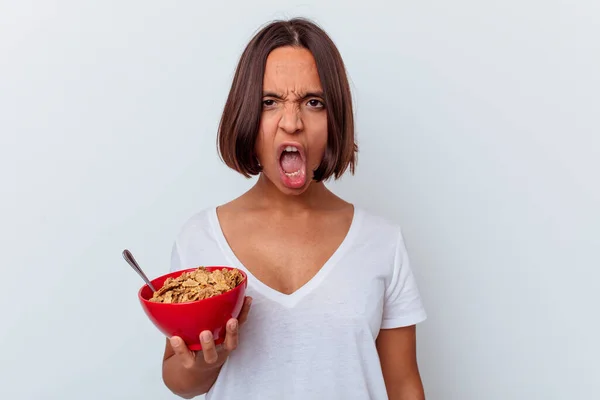 Joven Mujer Raza Mixta Comiendo Cereales Aislados Sobre Fondo Blanco — Foto de Stock