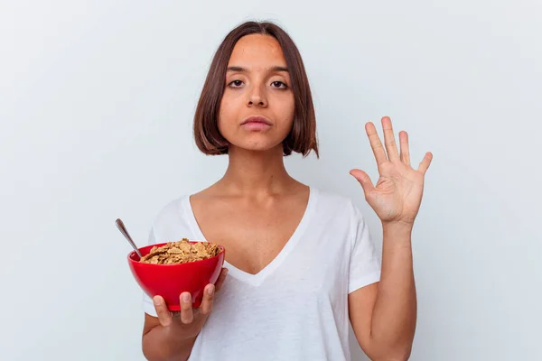 Junge Frau Mit Gemischter Rasse Isst Müsli Isoliert Auf Weißem — Stockfoto