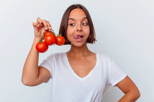 Joven Mujer Raza Mixta Sosteniendo Tomates Aislados Sobre Fondo Blanco — Foto de Stock