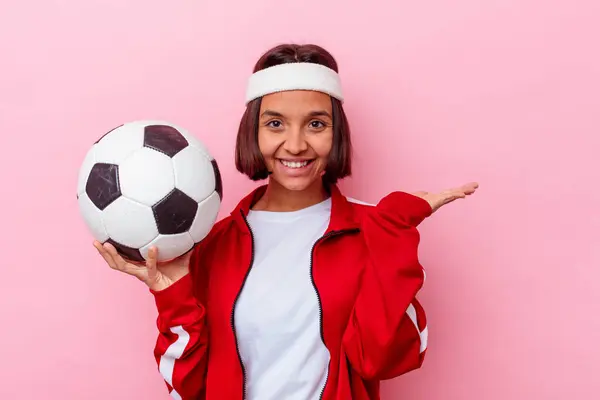 Giovane Donna Razza Mista Giocare Calcio Isolato Sfondo Rosa Mostrando — Foto Stock